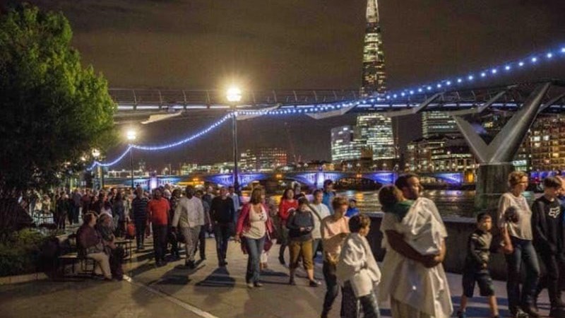 Ενός λεπτού σιγή για τα θύματα της επίθεσης στο Λονδίνο