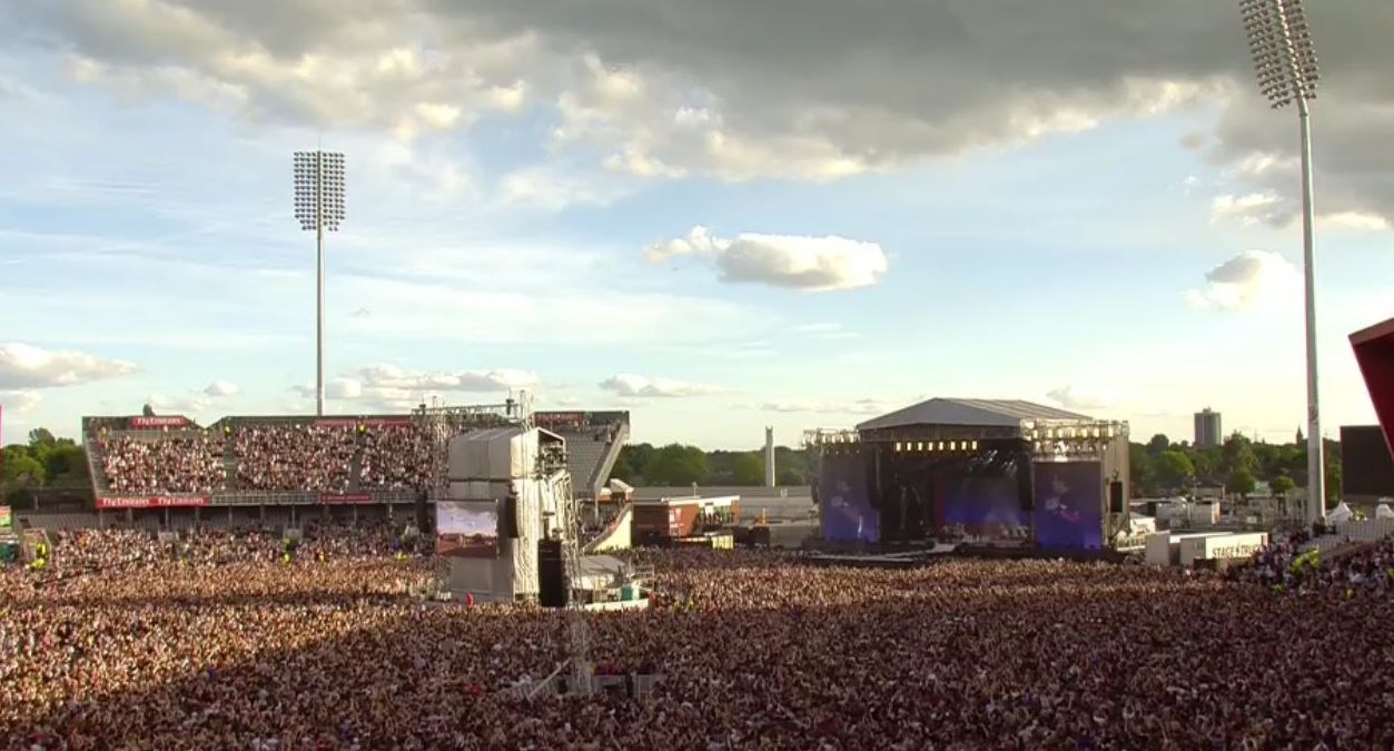 Τα ηχηρά και συγκινητικά μηνύματα στη συναυλία της Αριάνα Γκράντε για τα θύματα του Μάντσεστερ