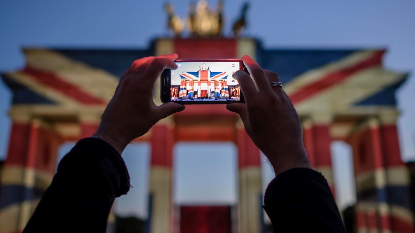 Στα χρώματα της σημαίας του Ηνωμένου Βασιλείου η Πύλη του Βραδεμβούργου – ΦΩΤΟ