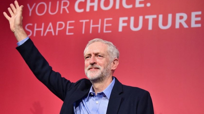 Ο Κόρμπιν ζητά την παραίτηση της Μέι