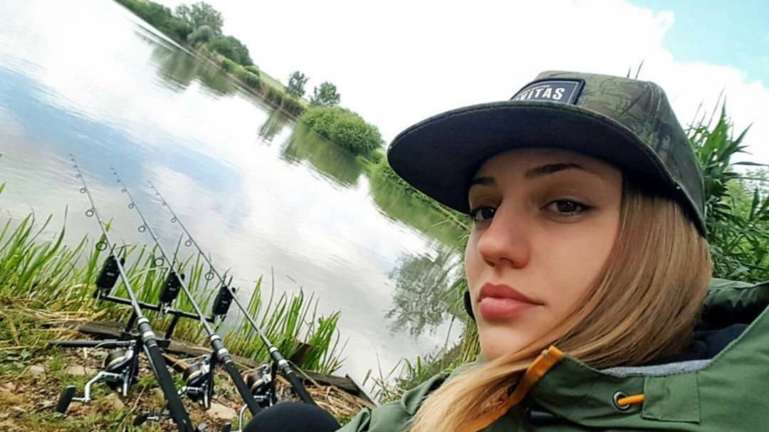 “Χρυσή” η Άννα Κορακάκη και στο… ψάρεμα – ΦΩΤΟ