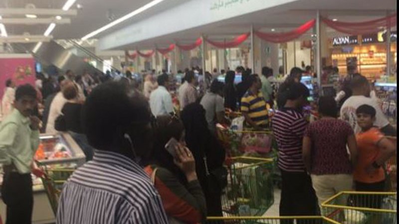 Ουρές στα σούπερ μάρκετ του Κατάρ – Αδειάζουν τα ράφια – ΦΩΤΟ