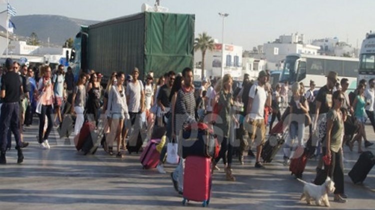 Χαμός στο λιμάνι της Πάρου με τους εκδρομείς του Αγίου Πνεύματος – ΒΙΝΤΕΟ