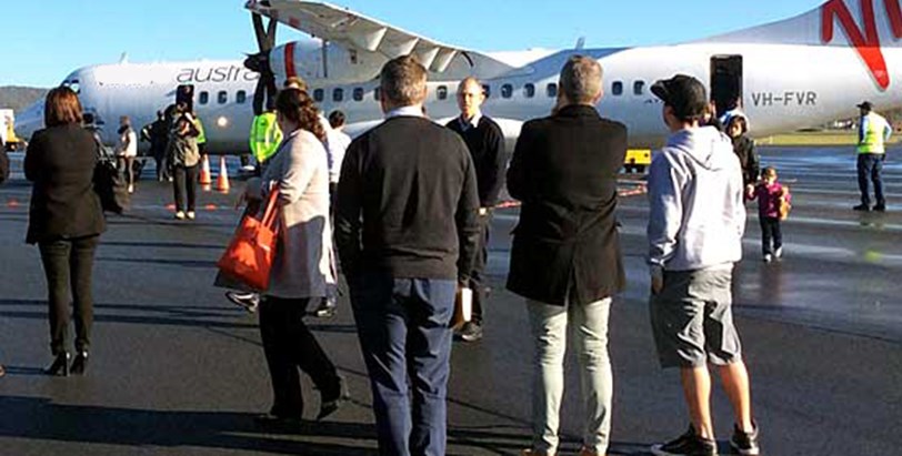 Πανικός σε αεροδρόμιο της Αυστραλίας – Επιβάτες πήδηξαν έξω από το αεροπλάνο – ΦΩΤΟ