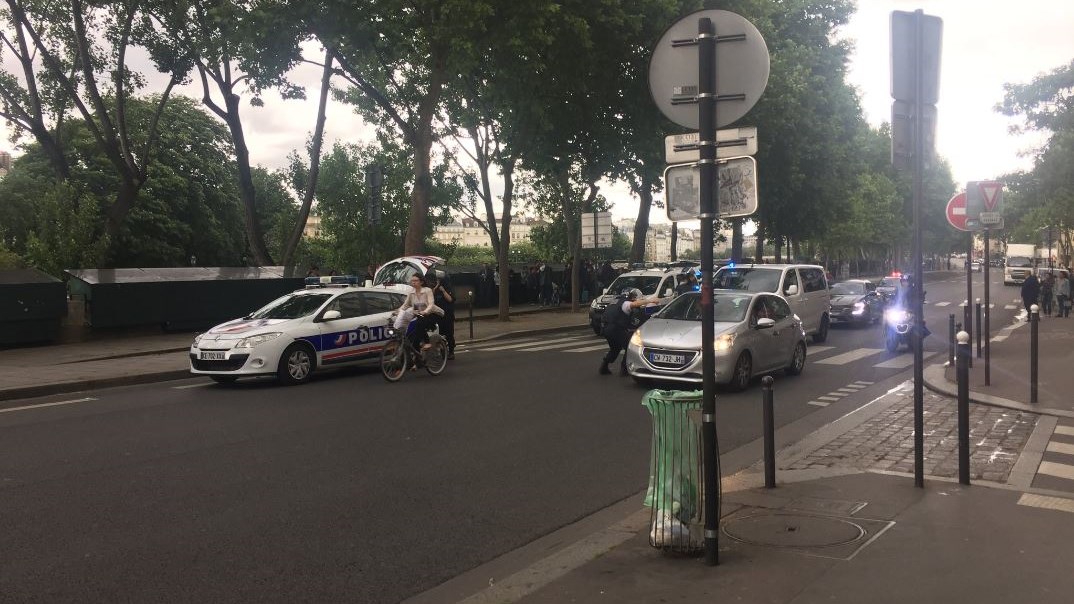 Συναγερμός στο Παρίσι – Άνδρας επιτέθηκε με σφυρί σε αστυνομικό – ΦΩΤΟ – ΒΙΝΤΕΟ