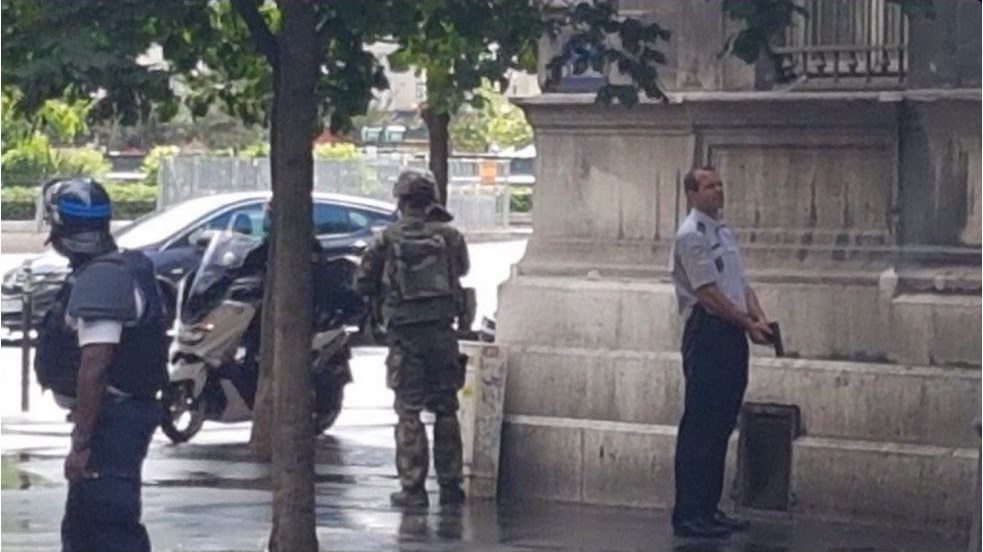 Η αντιτρομοκρατική ερευνά την επίθεση στο Παρίσι