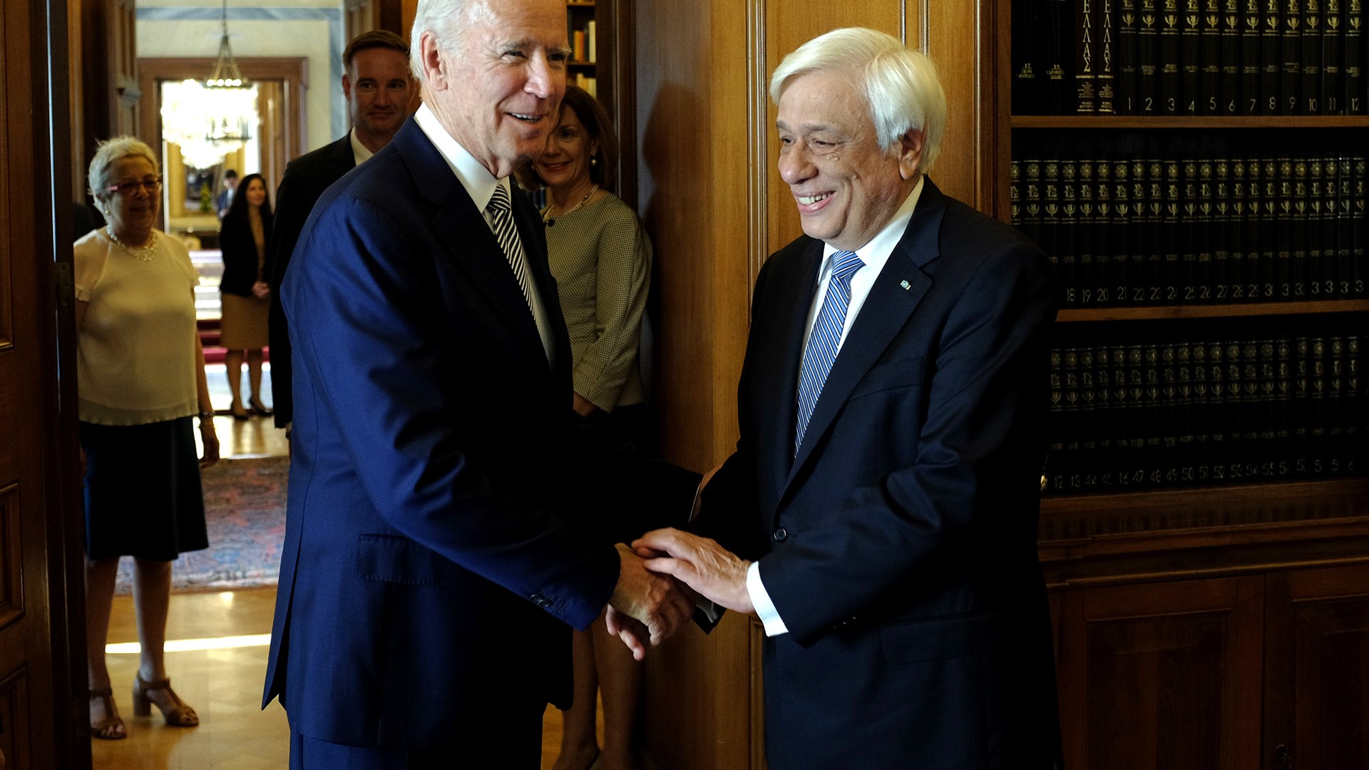 Ο Μπάιντεν στον Παυλόπουλο:  Επιθυμούμε να βγει η Ελλάδα από την κρίση