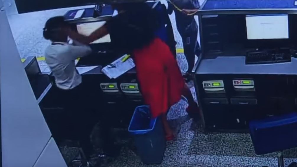 Γρονθοκόπησε υπάλληλο αεροδρομίου επειδή έχασε την πτήση της – ΒΙΝΤΕΟ