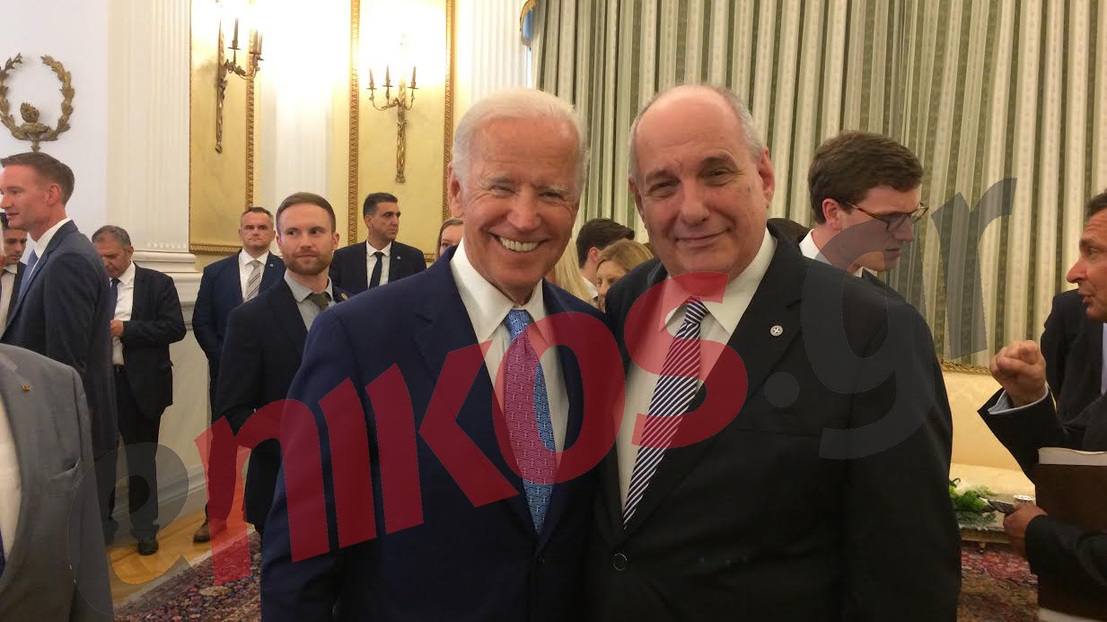 Αντάλλαξαν γραβάτες Μπάιντεν και Κουίκ – ΦΩΤΟ