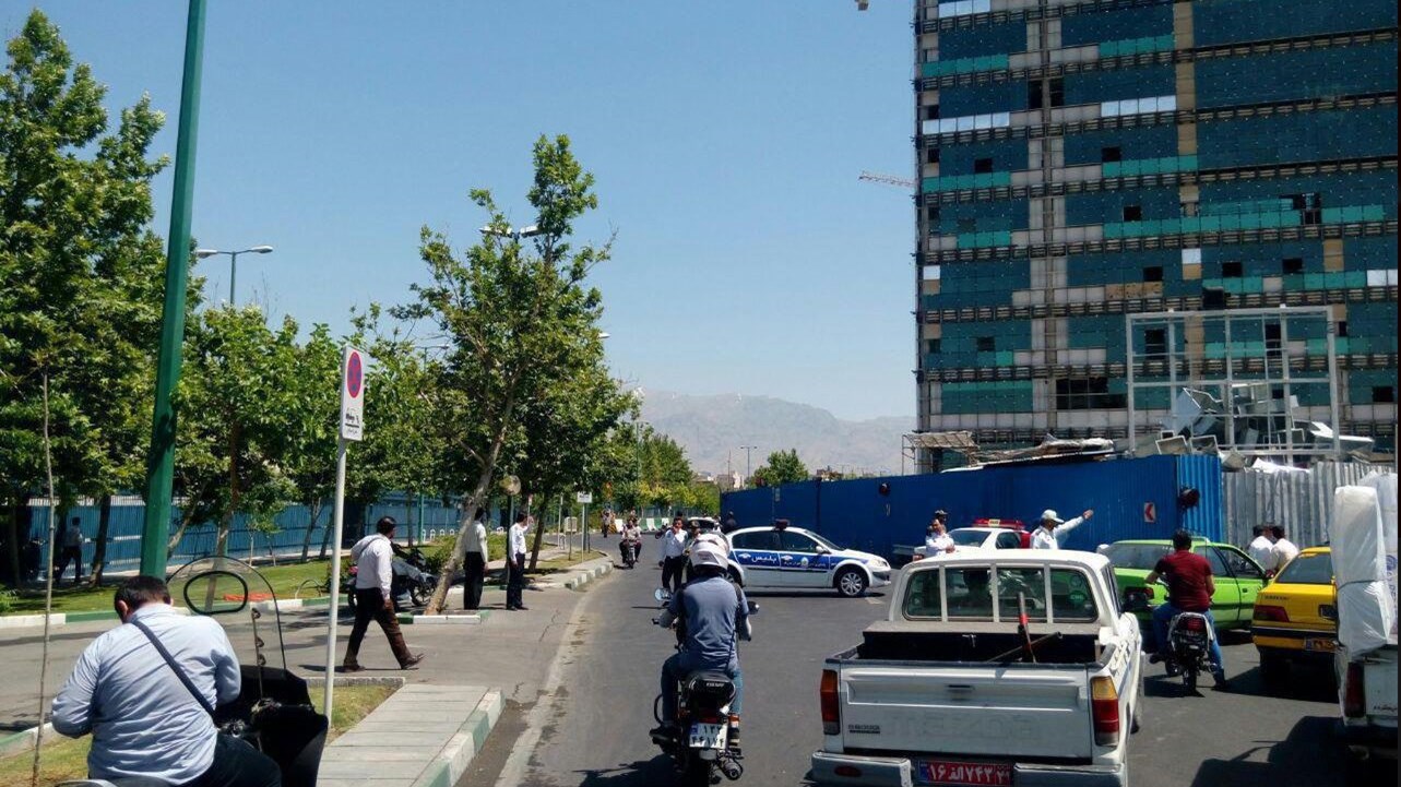 Οι πρώτες εικόνες έξω από το ιρανικό κοινοβούλιο στην Τεχεράνη – ΦΩΤΟ