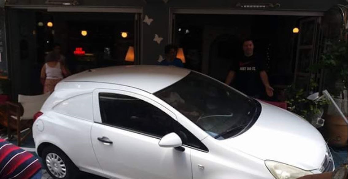 Η «τρελή» πορεία του αυτοκινήτου που κατέληξε σε… καφετέρια της Ξάνθης – ΦΩΤΟ