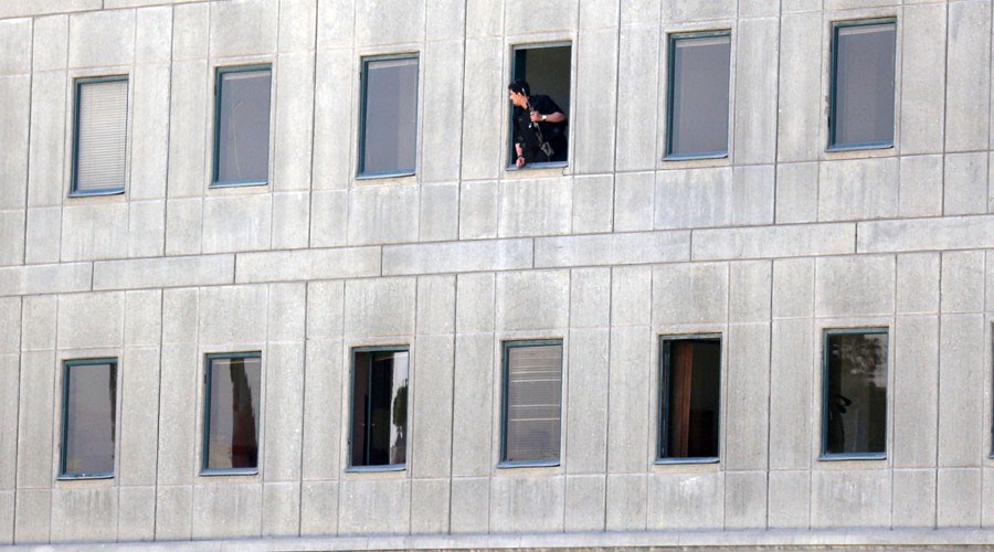 Σε εξέλιξη η ομηρεία του ISIS στο ιρανικό κοινοβούλιο – ΦΩΤΟ