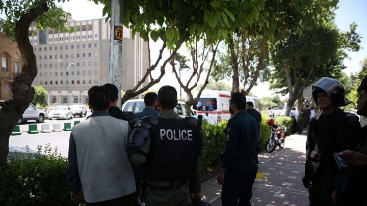 Φορώντας γυναικεία ρούχα μπήκαν στο ιρανικό κοινοβούλιο οι δράστες