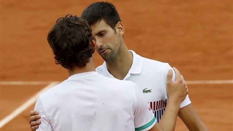 Ήττα… με κάτω τα χέρια για τον Τζόκοβιτς στο Ρολάν Γκαρός