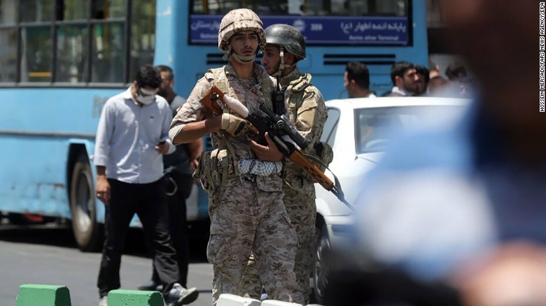 Τουλάχιστον 12 οι νεκροί από τις επιθέσεις στην Τεχεράνη