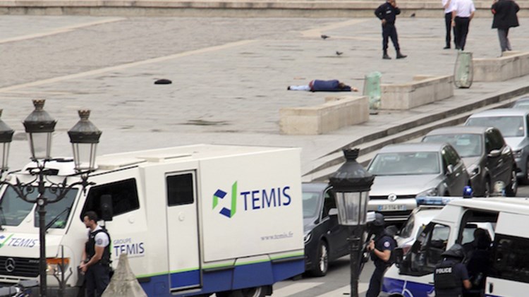 Σοκάρει η αποκάλυψη: Δημοσιογράφος ο δράστης της επίθεσης στο Παρίσι – ΦΩΤΟ