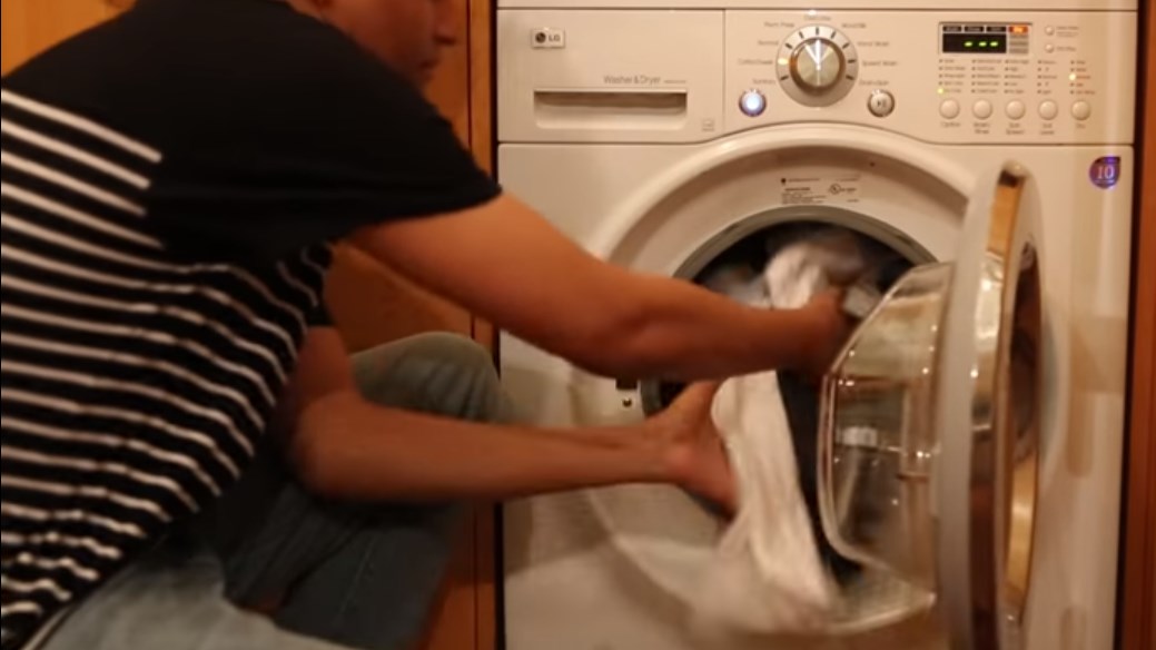 Γιατί «μπαίνουν» τα ρούχα στο πλυντήριο – Πώς να το αποφύγετε – ΒΙΝΤΕΟ