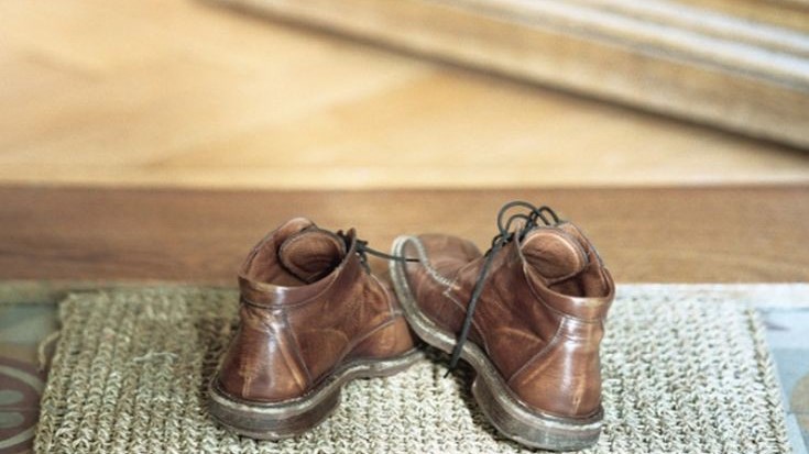 Τρεις βασικοί λόγοι για να μην φοράτε παπούτσια μέσα στο σπίτι