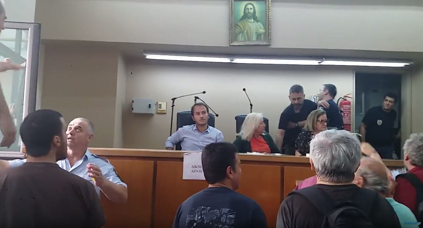 Ένταση μεταξύ διαδηλωτών και αστυνομίας στο Ειρηνοδικείο Θεσσαλονίκης – ΒΙΝΤΕΟ