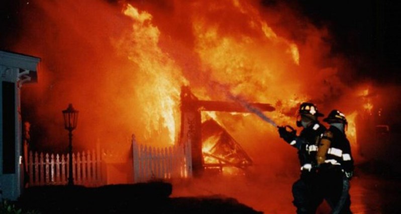 Φωτιά σε αποθήκη στις Αρχανές Ηρακλείου – Καίγονται τρόφιμα που συγκεντρώθηκαν για τους οικονομικά ασθενέστερους