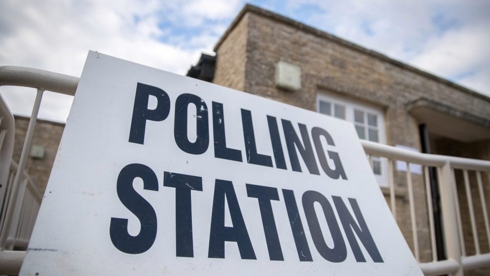 46,9 εκατ. ψηφοφόροι προσέρχονται σήμερα στις βρετανικές εκλογές