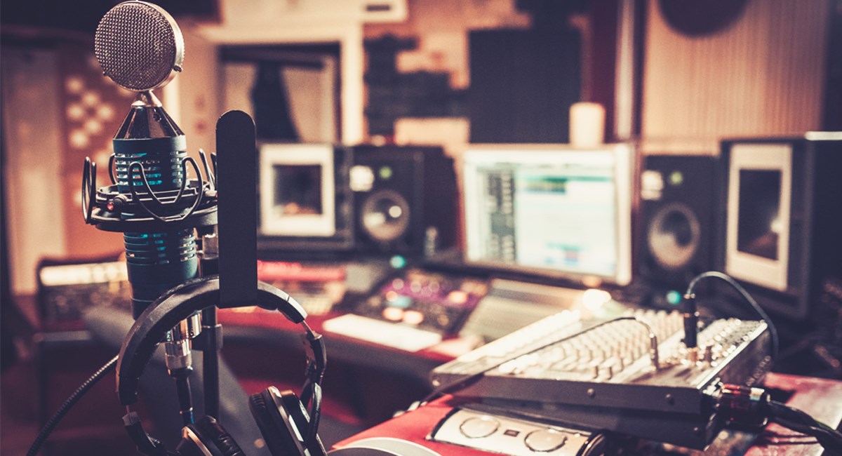 Συνελήφθη στο στούντιο ραδιοφωνικός παραγωγός και άλλα ηχηρά ονόματα για εγκληματική οργάνωση