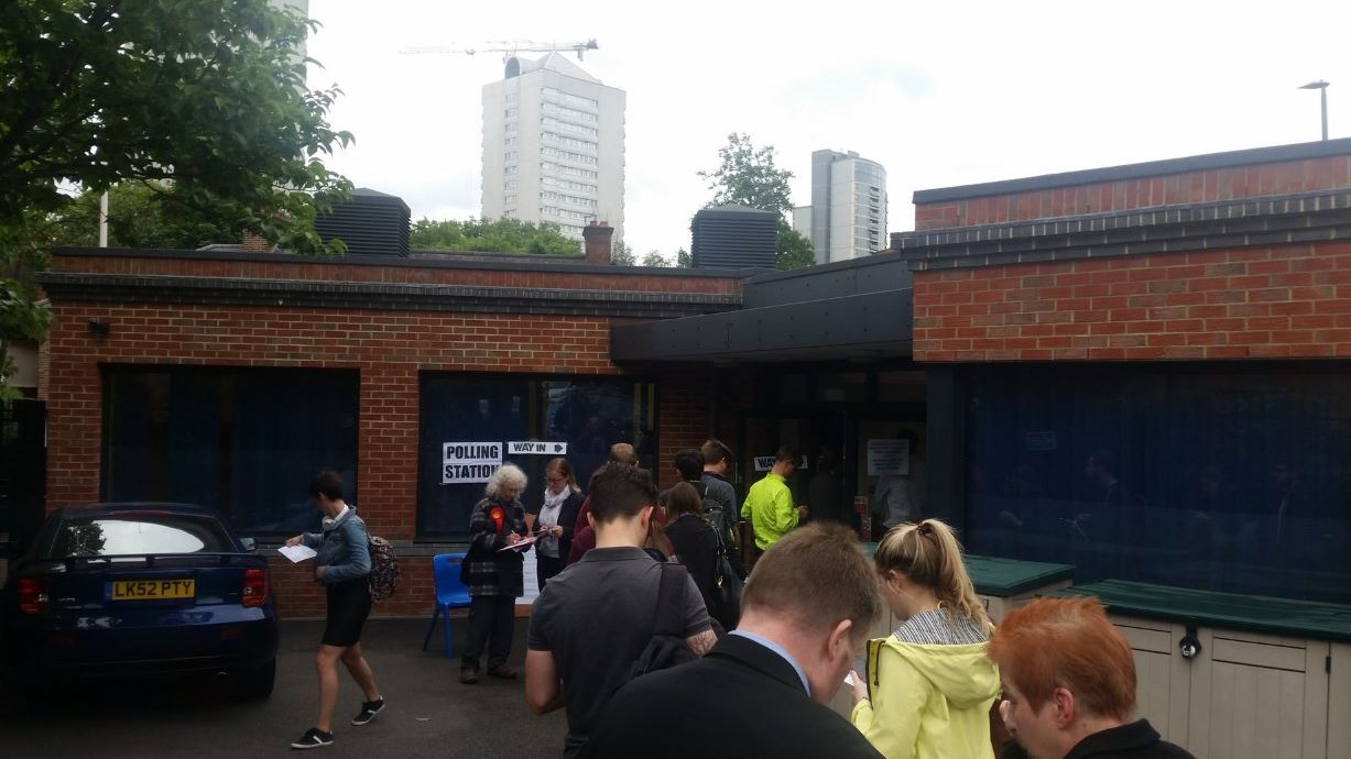 Ουρές έξω από τα εκλογικά τμήματα στη Βρετανία – ΦΩΤΟ