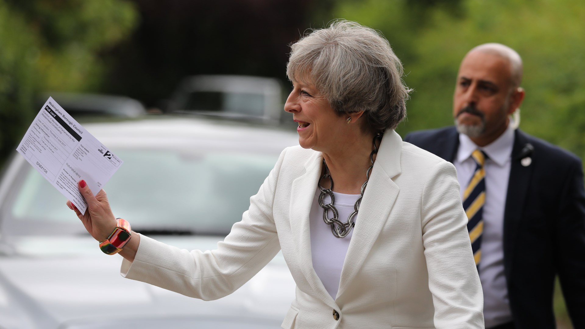 Ψήφισε η Τερέζα Μέι – Τα εκκεντρικά παπούτσια της που τράβηξαν τα βλέμματα – ΦΩΤΟ