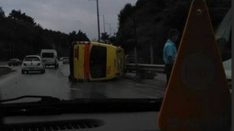 Ανετράπη ασθενοφόρο που μετέφερε ασθενή- ΦΩΤΟ