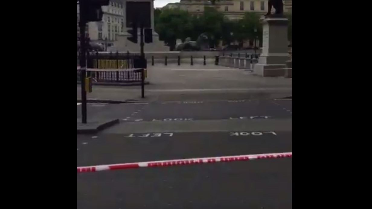 Η στιγμή της εκκένωσης της πλατείας Τραφάλγκαρ – ΒΙΝΤΕΟ