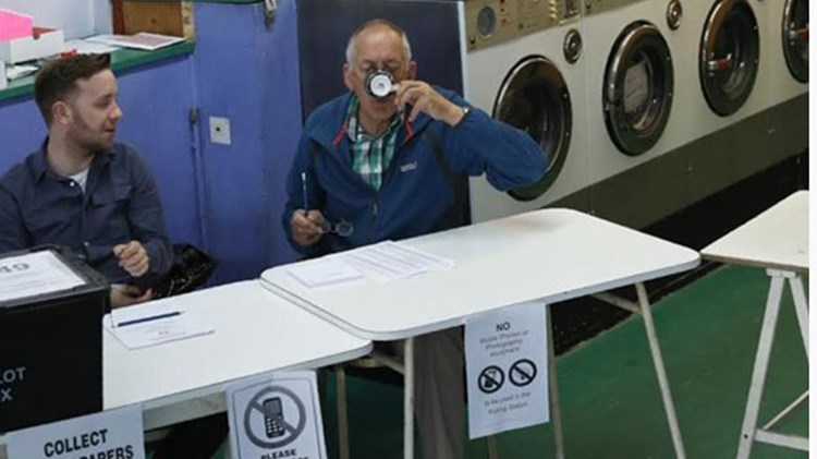 Ακόμη και σε δημόσια πλυντήρια ψηφίζουν οι Βρετανοί – ΦΩΤΟ