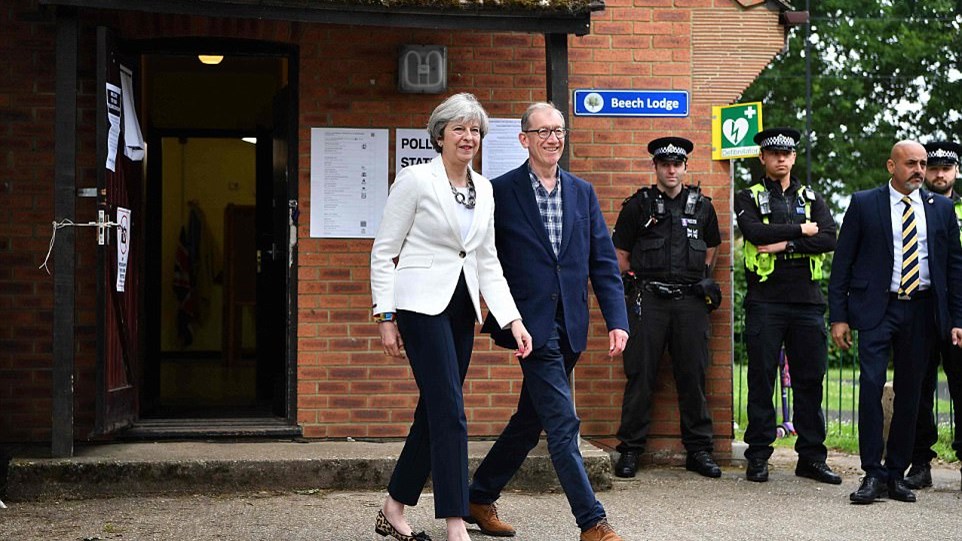 Βρετανικός τύπος: “Καταστροφή για τη Μέι – Χάνει την αυτοδυναμία”