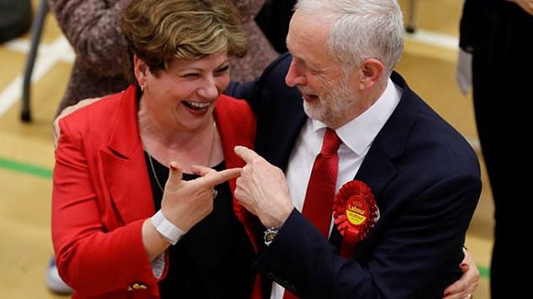 Σάλος στη Βρετανία με το… αποτυχημένο “κόλλα το” του Κόρμπιν – ΒΙΝΤΕΟ