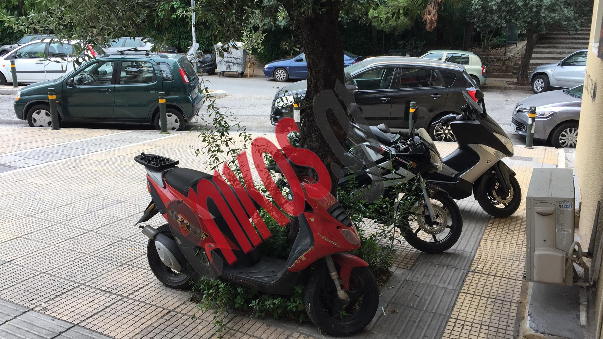 «Βουλιάζουν» με μηχανάκια τα πεζοδρόμια – ΦΩΤΟ αναγνώστη