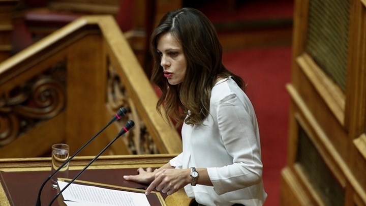 Αχτσιόγλου: Το “πάγωμα” της αύξησης των συντάξεων δεν είναι περικοπή