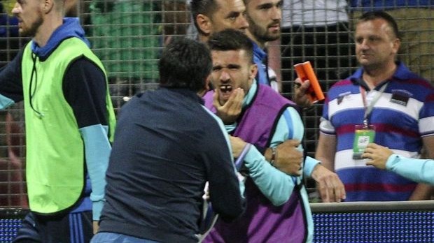 Έσπασε με γροθιά το δόντι του Γιαννιώτα ο βοηθός προπονητή της Βοσνίας – ΦΩΤΟ