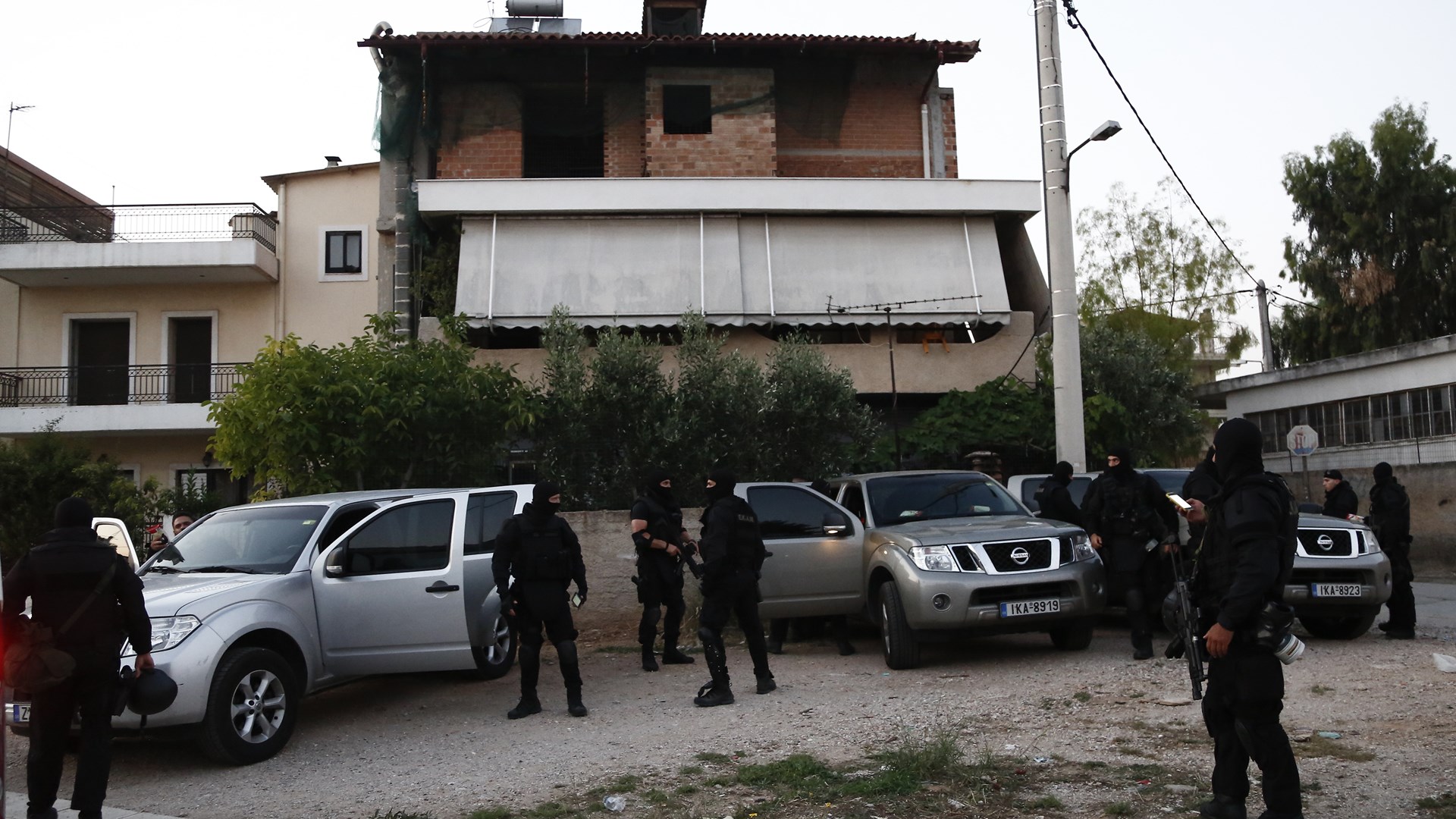 Συλλήψεις και προσαγωγές στη μεγάλη επιχείρηση της ΕΛΑΣ για την τραγωδία στο Μενίδι – ΦΩΤΟ – ΒΙΝΤΕΟ