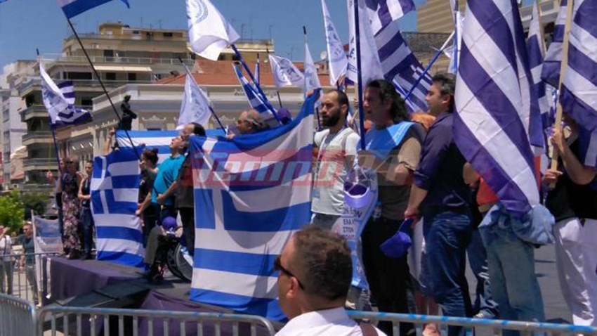 Πορεία οπαδών του Σώρρα με ελληνικές σημαίες και συνθήματα στην Πάτρα – ΦΩΤΟ – ΒΙΝΤΕΟ