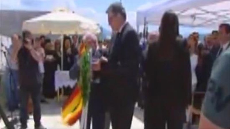 O Γλέζος πιάνει από το χέρι τον Γερμανό πρέσβη για να καταθέσει στεφάνι – Κωνσταντοπούλου: Δεν έχει το δικαίωμα η Γερμανία – ΒΙΝΤΕΟ