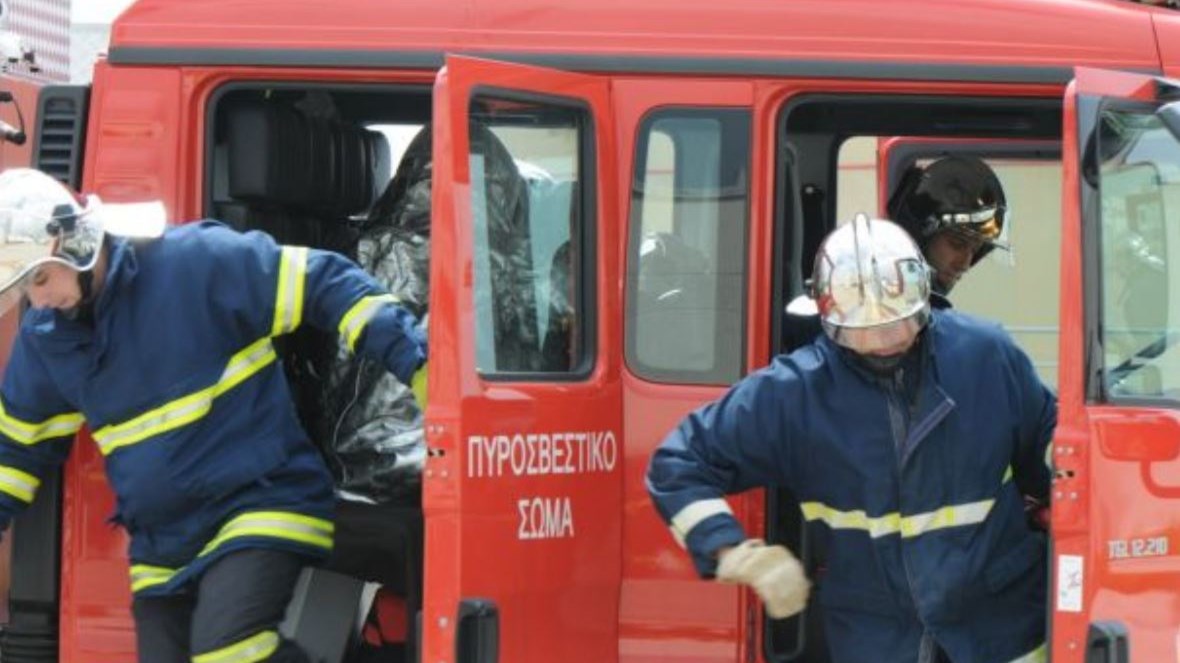 Στις φλόγες ο “κόκκινος πύργος” στη Θεσσαλονίκη – Εκτεταμένες φθορές στο εσωτερικό του κτιρίου – ΦΩΤΟ