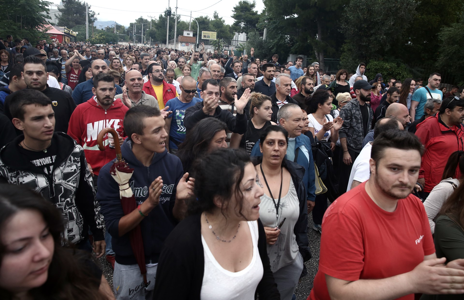Φωτιές και επεισόδια στο Μενίδι έξω από τον οικισμό των Ρομά
