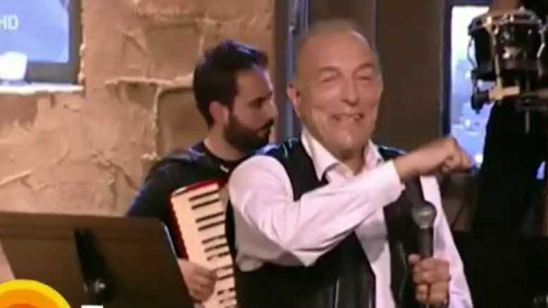 O Αρνιακός σε ρόλο… τραγουδιστή – ΒΙΝΤΕΟ