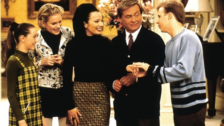 Πόσο πλούσιες ήταν οι αγαπημένες μας τηλεοπτικές οικογένειες της δεκαετίας του ’90;