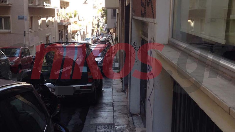 Τα αυτοκίνητα κατέλαβαν το… μικρό πεζοδρόμιο – ΦΩΤΟ αναγνώστη