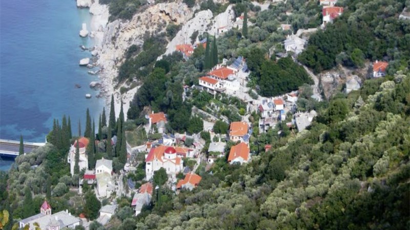 Αλιευτικό προσάραξε στη Νέα Σκήτη του Αγίου Όρους – ΤΩΡΑ