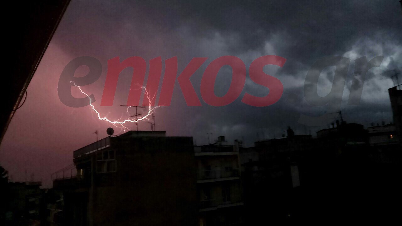 Κεραυνοί «σκίζουν» τον ουρανό της Κοζάνης – ΦΩΤΟ αναγνώστη