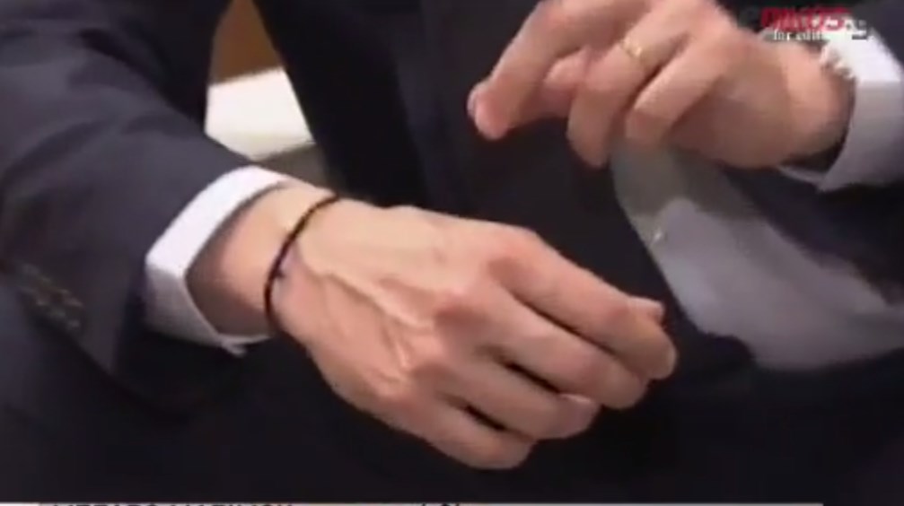 Το τυχερό βραχιολάκι από την Αμοργό του Γάλλου ΥΠΟΙΚ – ΒΙΝΤΕΟ