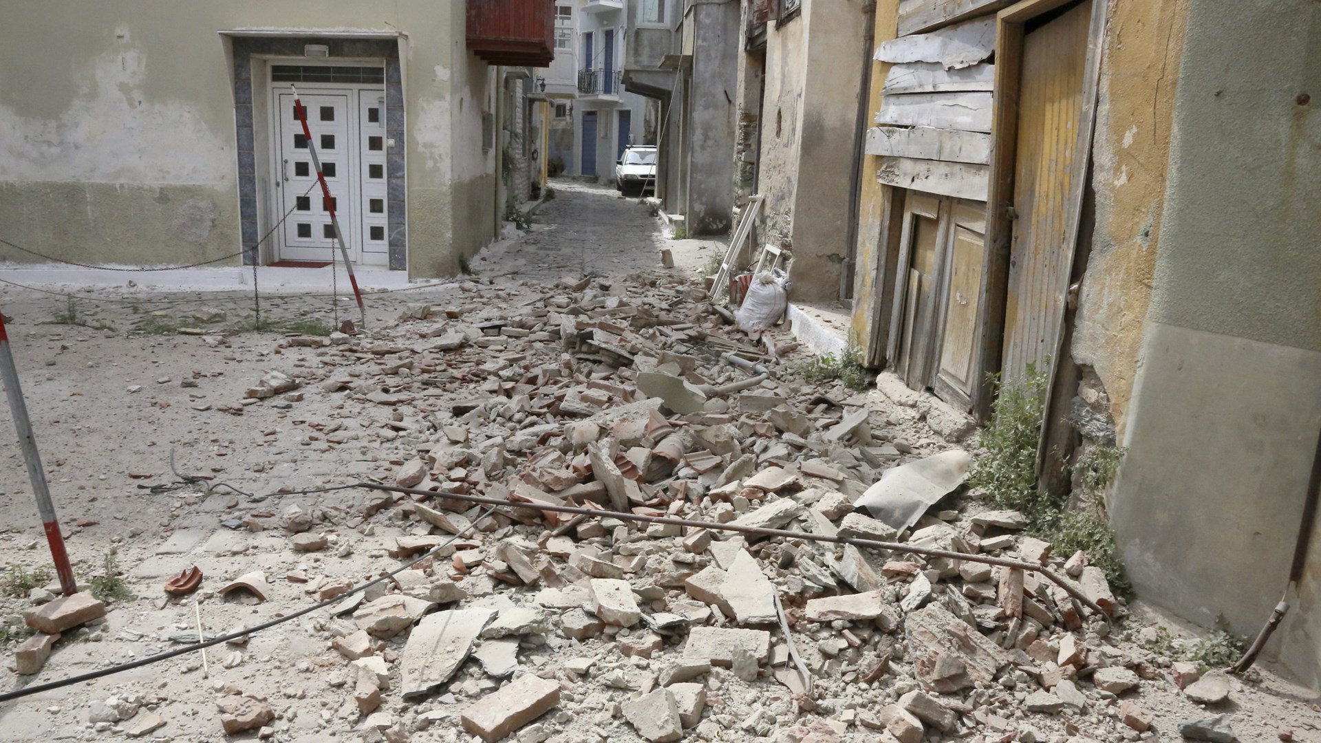 Νέες ΦΩΤΟ από το Πλωμάρι μετά τον σεισμό