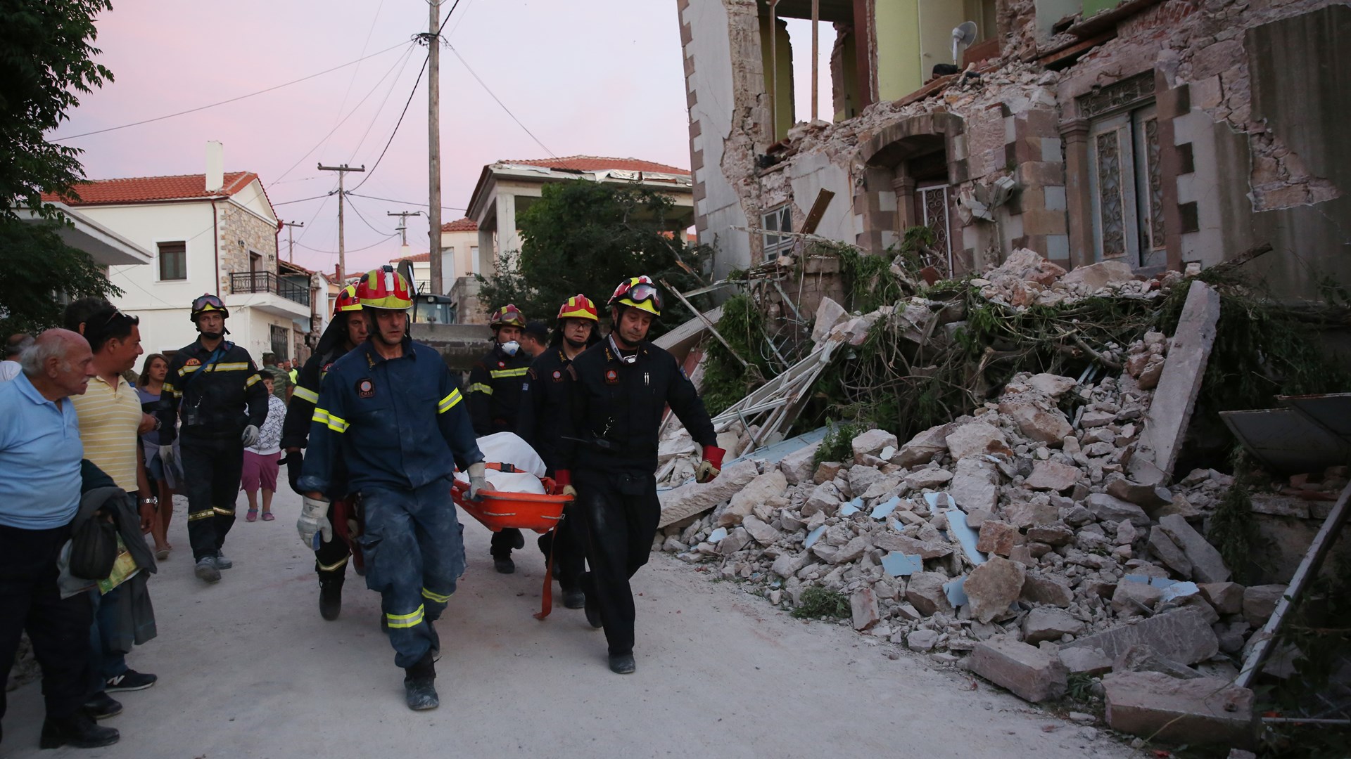 Σεισμός στη Μυτιλήνη – Πυροσβέστες μεταφέρουν τη σορό της άτυχης γυναίκας – ΦΩΤΟ