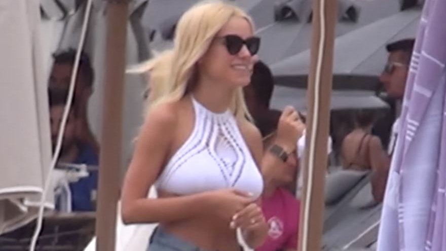 Τι φόρεσε η Δούκισσα Νομικού στην πρώτη της εμφάνιση μετά τον γάμο – ΒΙΝΤΕΟ